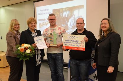 Foto Preisträger 2016; Foto: Christian Meyer,
Personen v.l.n.r.:Prof. Dr. Jeanne Nicklas-Faust (Bundesvereinigung Lebenshilfe), Birgit Diezel (Vorsitzende Lebenshilfe Thüringen), Stefan Pappsdorf, Robert Steinbrück (Tischlerei Pappsdorf Weimar- Preisträger AKZEPTANZ 2016), Heike Werner (Thüringer Ministerin für Arbeit, Soziales, Gesundheit, Frauen und Familie)